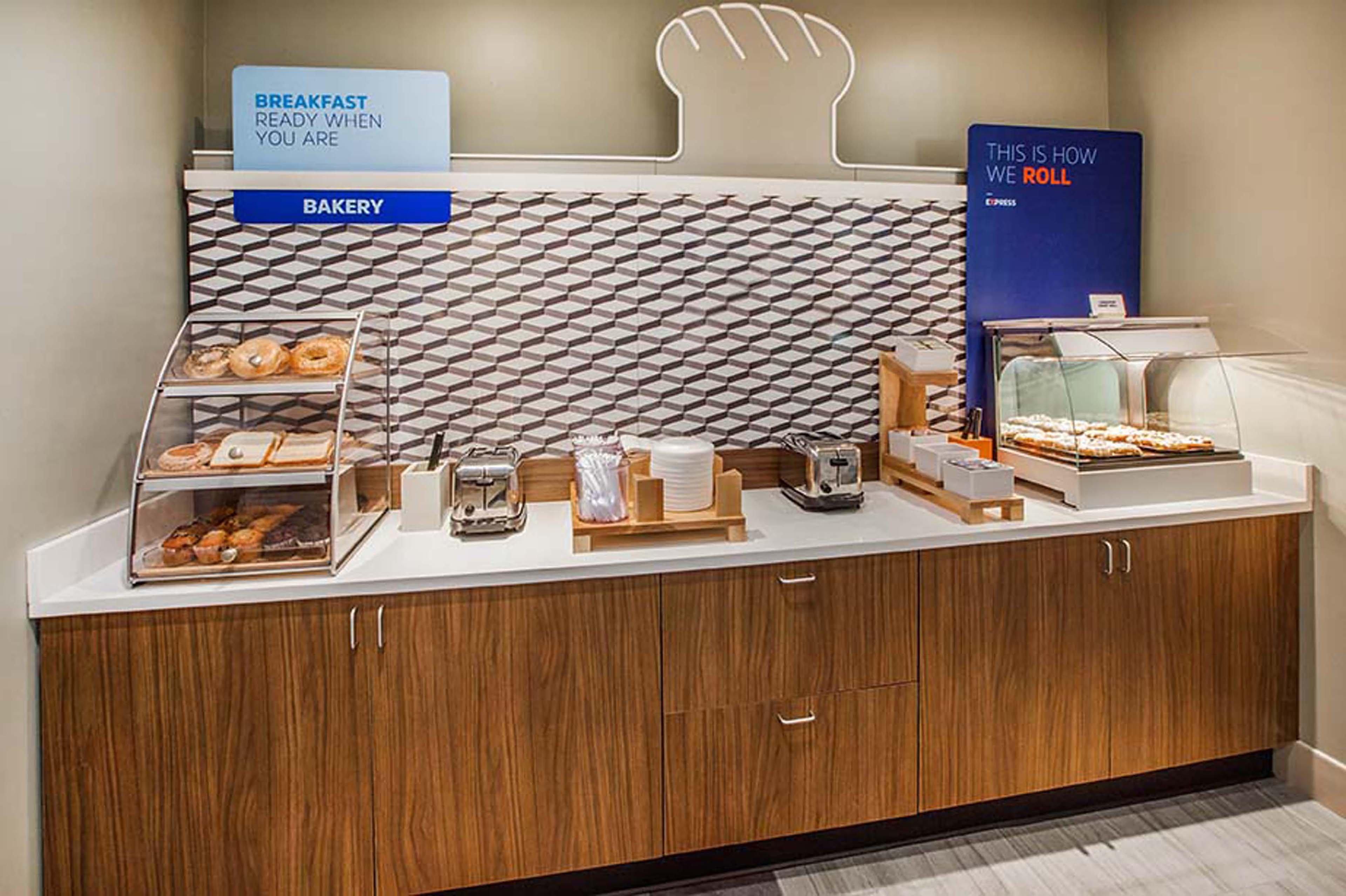 Holiday Inn Express And Suites Calgary By Ihg Экстерьер фото
