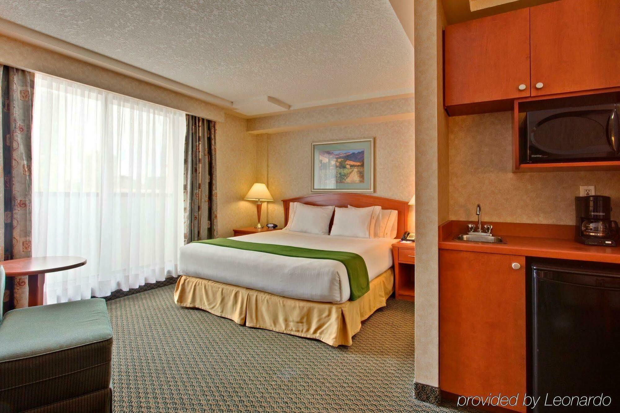 Holiday Inn Express And Suites Calgary By Ihg Экстерьер фото